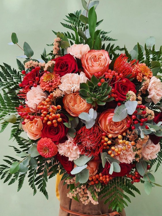 Букет «Терра» в чувственной красно-кремовой гамме &mdash; Городской букет