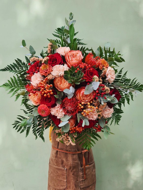 Букет «Терра» в чувственной красно-кремовой гамме &mdash; Городской букет