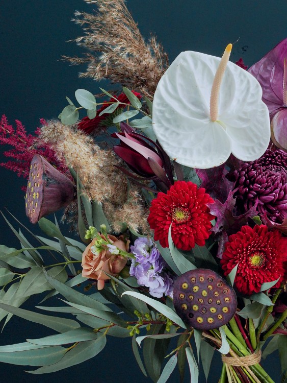 Букет «Богема» в изысканной винно-эвкалиптовой гамме с антуриумами и красными цветами &mdash; Городской букет