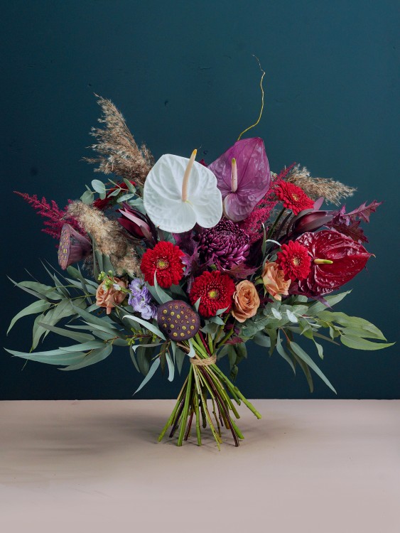 Букет «Богема» в изысканной винно-эвкалиптовой гамме с антуриумами и красными цветами &mdash; Городской букет