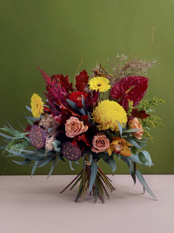 Букет «Бермуд» в теплой багряно-золотистой гамме с красным антуриумом и лотосами &mdash; Городской букет