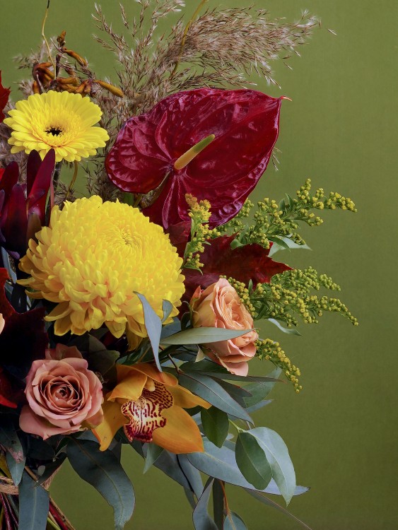 Букет «Бермуд» в теплой багряно-золотистой гамме с красным антуриумом и лотосами &mdash; Городской букет