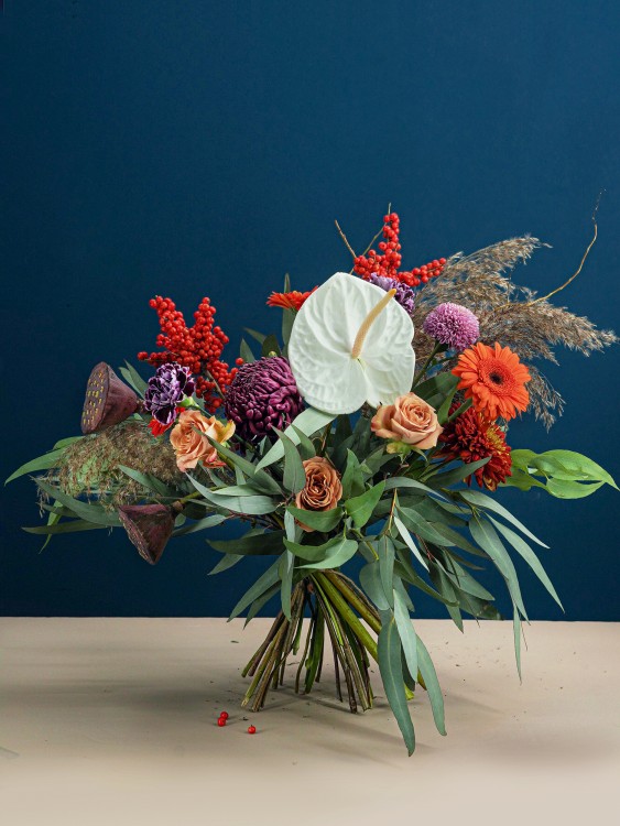 Букет «Бемби» в рыже-эвкалиптовой гамме с белым антуриумом и гермини &mdash; Городской букет