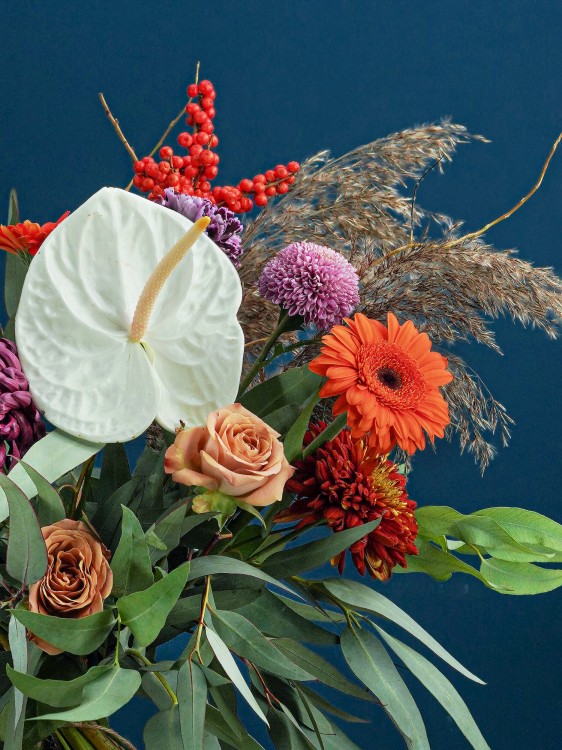 Букет «Бемби» в рыже-эвкалиптовой гамме с белым антуриумом и гермини &mdash; Городской букет