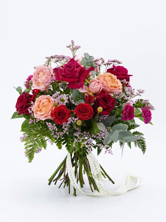 Букет «Грация» с малиновыми, красными и персиковыми цветами &mdash; Городской букет