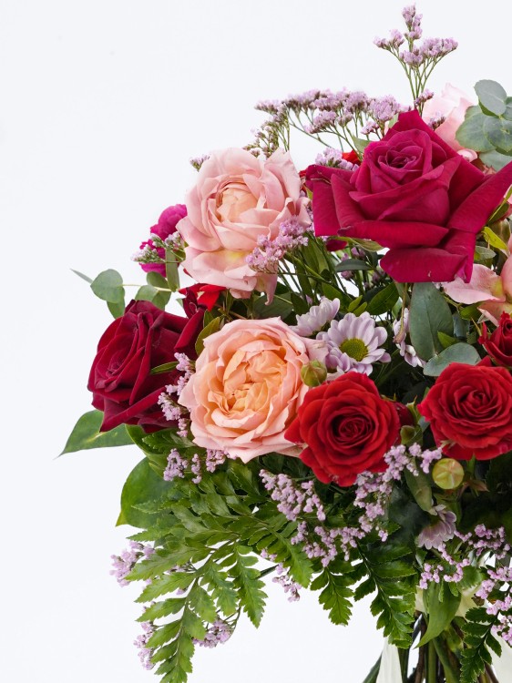 Букет «Грация» с малиновыми, красными и персиковыми цветами &mdash; Городской букет